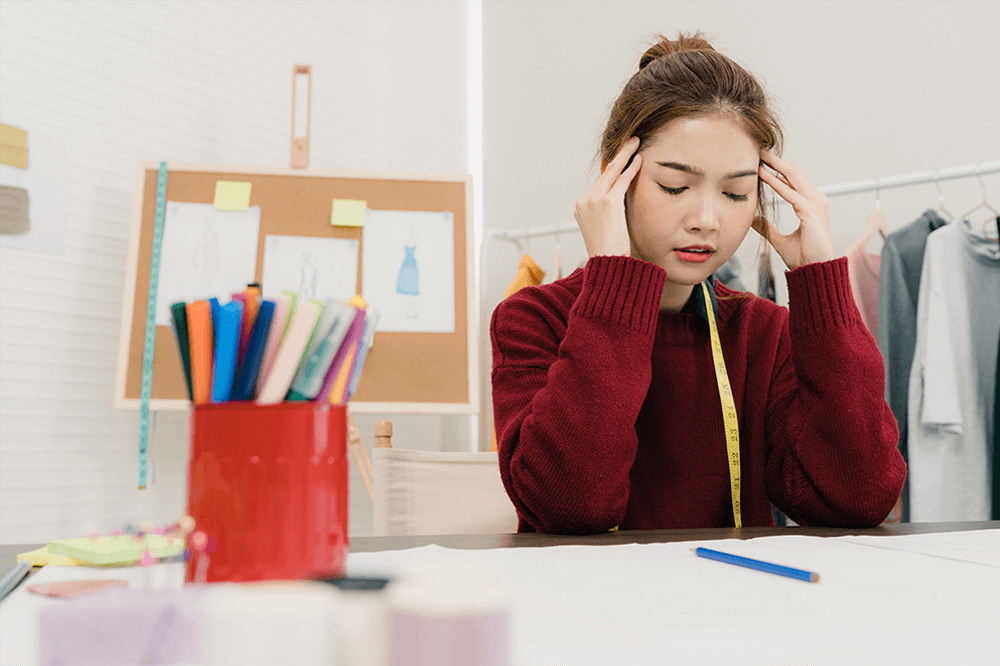 pessoa estressada na confecção