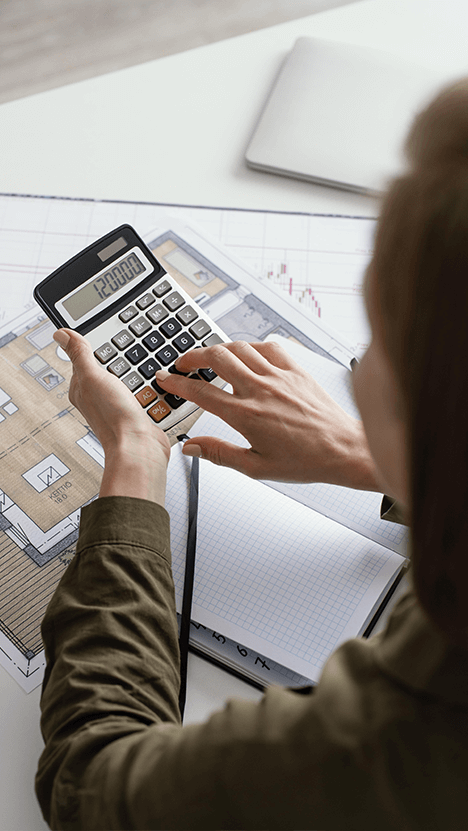 Pessoa precificando produtos